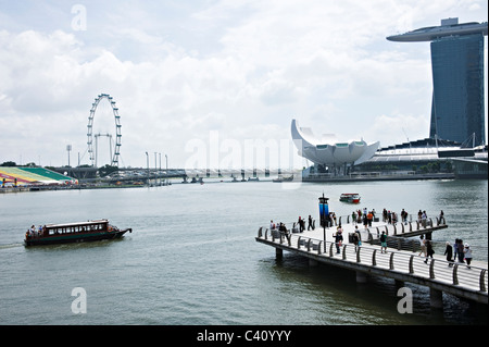 Pontile affollate con Lotus a forma di fiore ArtScience Museum Marina Bay Sands complesso Repubblica di Singapore Foto Stock