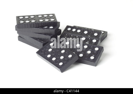 Legno nero blocchi di domino su sfondo bianco Foto Stock