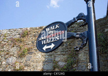 Segno per camminare le pareti di Southampton Foto Stock