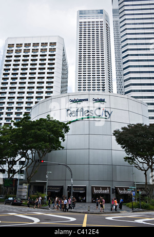 Il moderno Raffles City Shopping Centre di fronte al Raffles Hotel in Repubblica di Singapore Asia Foto Stock