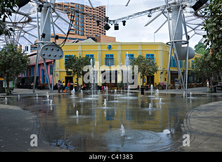 Piccolo getto di acqua fontane in piazza a Clarke Quay Area dello Shopping nella Repubblica di Singapore Asia Foto Stock