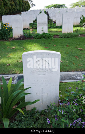 Lapidi e tombe di personale di servizio ucciso in azione a al Kranji War Cemetery durante la II Guerra Mondiale Singapore Asia Foto Stock