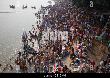 La folla sul fiume Gandak in Sonepur eseguendo il santo dip, Sonepur Mela a Sonepur vicino a Patna in stato di Bihar, in India. Foto Stock