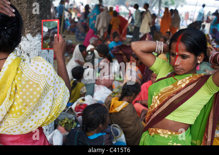 Donne pellegrini al Sonepur Mela a Sonepur vicino a Patna e Hajipur in stato di Bihar, in India. Foto Stock