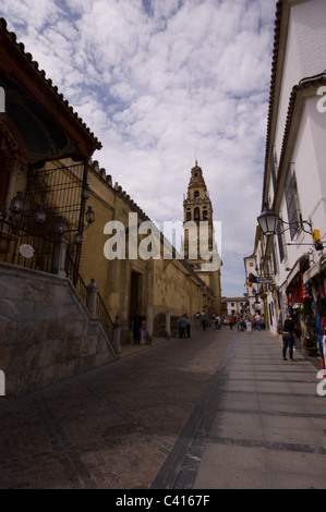 Una vista della Mezquita CORDOBA SPAGNA DALLA FINE DELLA STRADA CON IL SANTUARIO IN PRIMO PIANO Foto Stock