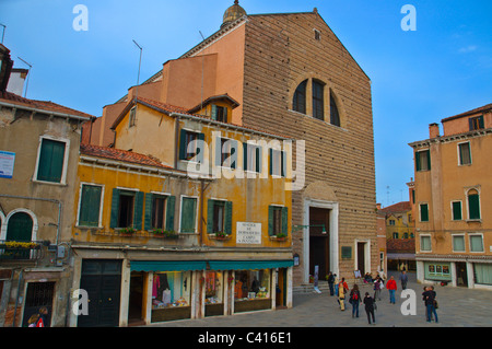 Campo San Pantalon piazza con la chiesa di San Pantaleone Martire chiesa sestiere di Dorsoduro Venezia Italia Europa Foto Stock