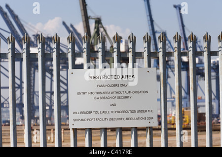 Area riservata segno, porto di Felixstowe, Suffolk, Regno Unito. Foto Stock