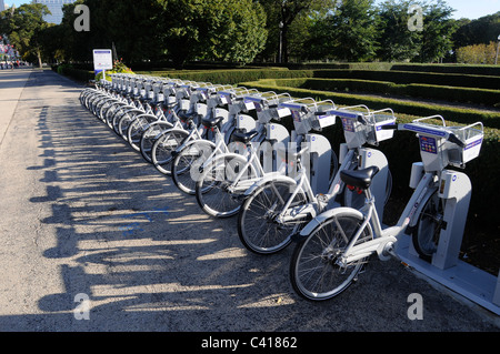 Le biciclette in affitto bloccato in un rack su una strada a Chicago Foto Stock