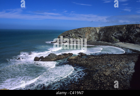 Onde venire in spiaggia presso la spiaggia vicina Cappella Porth Cornwall Regno Unito Foto Stock