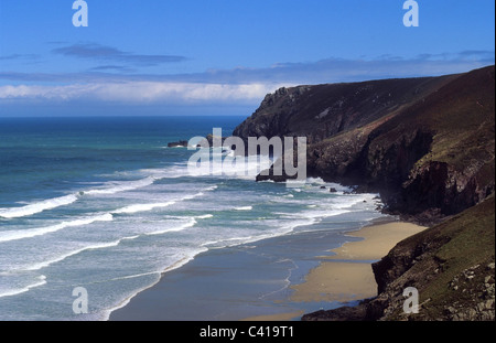 Onde venire in spiaggia presso la spiaggia vicina Cappella Porth Cornwall Regno Unito Foto Stock