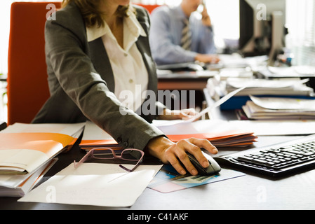 Le persone che lavorano in ufficio, ritagliato Foto Stock