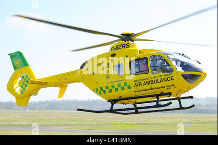 Hampshire e dell' Isola di Wight Air Ambulance elicotteri decolla dalla sua base a Thruxton airfield Hampshire Foto Stock