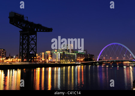 Finnieston gru e Clyde Arc Bridge di notte, Glasgow, Scozia Foto Stock