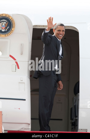 Il Presidente degli Stati Uniti Obama onde arrivederci come egli entra nella sua ufficiale Boeing 757 presso l'aeroporto di Stansted nel Regno Unito dopo la sua visita di Stato Foto Stock