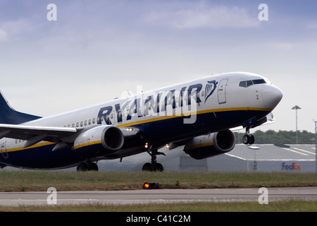 Ryanair jet aeromobili in fase di decollo dall'Aeroporto Stansted di Londra dopo la riga con le autorità dell'aviazione civile circa la polvere vulcanica Foto Stock