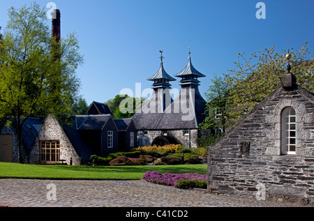 Primavera colpo di Strathisla Distillery, con fiori di primavera, a Keith, Banffshire, Scozia (Moray Firth) Foto Stock
