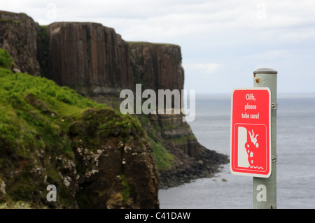 Le scogliere di Kilt Rock con un segno di pericolo sull'Isola di Skye in Scozia Foto Stock