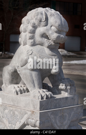 Cerimoniale leone scolpito sotto il cerimoniale di Chinatown Gateway. Gateway per Chinatown eretta nel 2010 è un punto di riferimento di Ottawa. Foto Stock