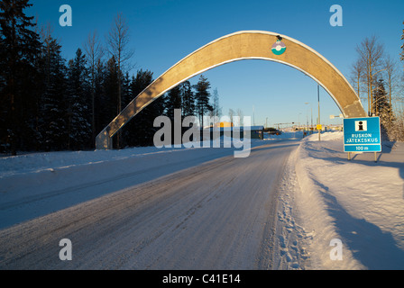 Via vuota e porta alla discarica di rifiuti Rusko ( Ruskon jätekeskus ) , Oulu , Finlandia Foto Stock