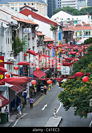 Colorate decorazioni in strada per festeggiare il Capodanno cinese nella Chinatown di Singapore Repubblica di Singapore Asia Foto Stock