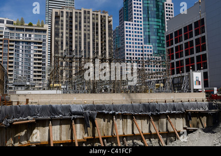 Sottostazione elettrica circondata da un alto edificio torri e nuovo sviluppo edilizio nel centro cittadino di Toronto Foto Stock