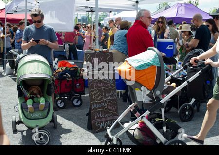 Giorno di apertura al Smorgasburg nel quartiere di Williamsburg di Brooklyn a New York Foto Stock