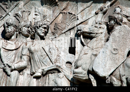 Arco Trionfale di Costantino il Grande, accanto al Colosseo - uno dei tre archi imperiali a Roma Italia Foto Stock