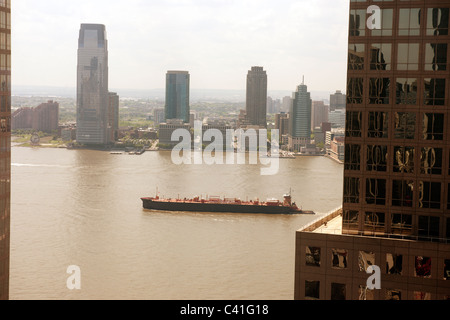 La Goldman Sachs back office building, a sinistra in Jersey City attraverso il Fiume Hudson Foto Stock