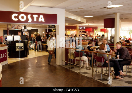 Costa Coffee cafe all'interno di The Exeter stazione di servizio autostradale sulla M5, Devon, Regno Unito Foto Stock