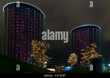 Le immagini ad alta risoluzione di edifici illuminati nell'Autostadt a notte invernale, Wolfsburg, Germania. Foto Stock