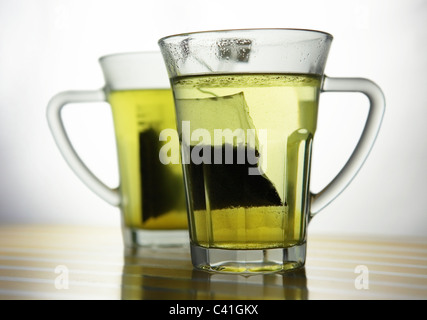 due tazze di sencha e tè verde matcha, isolati, copy-space. Foto Stock