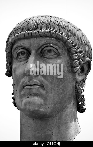Musei Capitolini Palazzo dei Conservatori- bronzo testa dell'Imperatore Costantino statua- Roma Italia Foto Stock