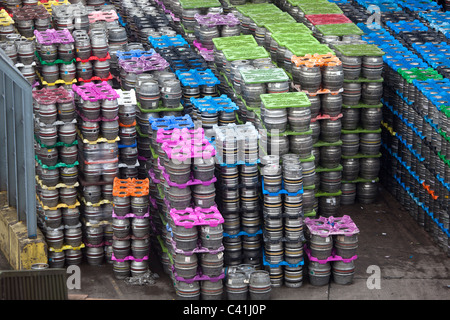 Pile di barili di birra al birrificio di cervelli Cardiff South Wales UK Foto Stock