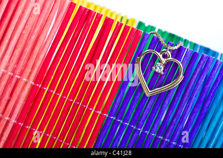 Ciondolo Cuore d'oro sul colore di sfondo Foto Stock