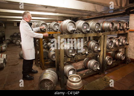 Test qualità di birra al birrificio di cervelli Cardiff South Wales UK Foto Stock