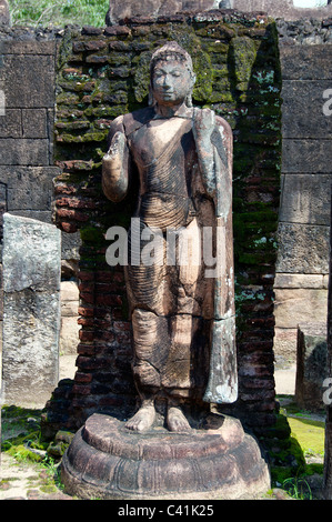 Il XIII secolo di pietra statua del Buddha in Hatadage quadrangolo Polonnaruwa Triangolo Culturale dello Sri Lanka Foto Stock