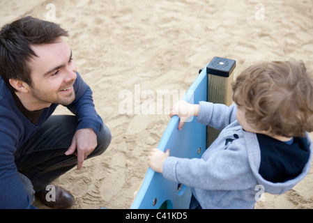 Padre e figlio toddler giocando sul parco giochi Foto Stock