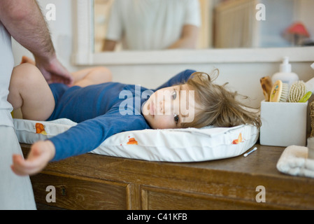 Cambiando il padre del bambino pannolino Foto Stock