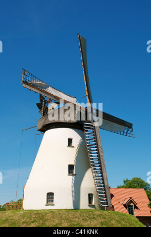 Smock mill (1873) in Heimsen vicino Petershagen. Il mulino è uno dei 43 mulini lungo il vestfaliano mill street. Foto Stock