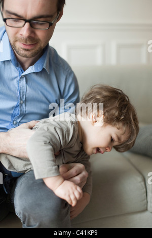 Padre e figlio toddler giocando Foto Stock