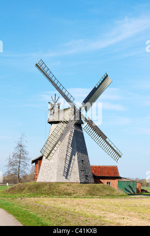 Smock mill dal 1802 in Bierde vicino Petershagen. Il mulino è uno dei 43 mulini lungo il vestfaliano mill street. Foto Stock