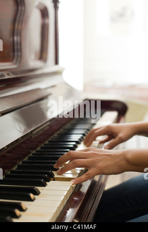 Donna con le mani in mano suonare il pianoforte Foto Stock