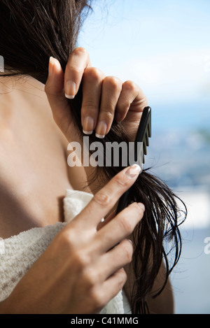 Donna di pettinatura dei capelli bagnati, ritagliato Foto Stock