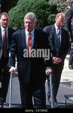 Il presidente Bill Clinton sulle stampelle alla Casa Bianca di Washington, DC. Foto Stock