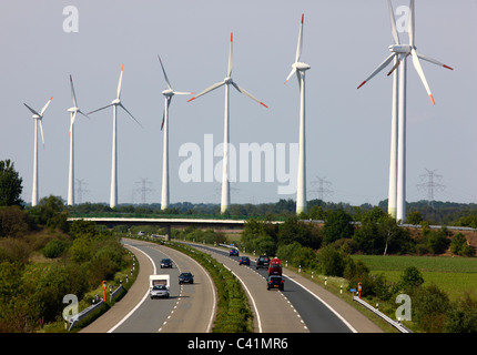 Parco eolico lungo l'autostrada A 31vicino a Rhede, Germania. Foto Stock