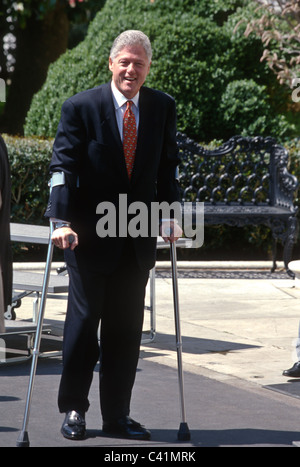 Il presidente Bill Clinton sulle stampelle alla Casa Bianca di Washington, DC. Foto Stock