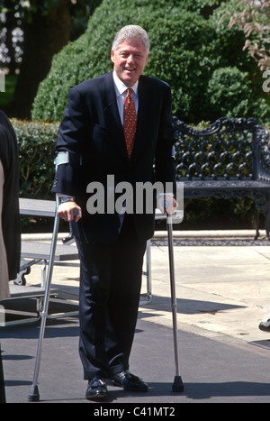 Il presidente Bill Clinton sulle stampelle alla Casa Bianca di Washington, DC. Foto Stock