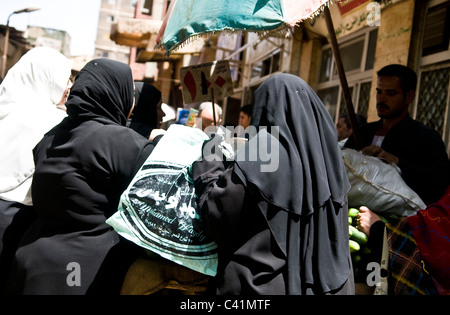 Il vecchio mercato di strette strade di Khan El Khalili al Cairo, in Egitto. Foto Stock