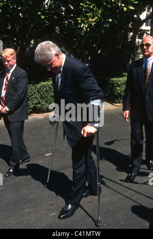 Il presidente Bill Clinton sulle stampelle alla Casa Bianca di Washington, DC. Foto Stock