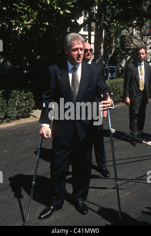 Il presidente Bill Clinton sulle stampelle alla Casa Bianca di Washington, DC. Foto Stock